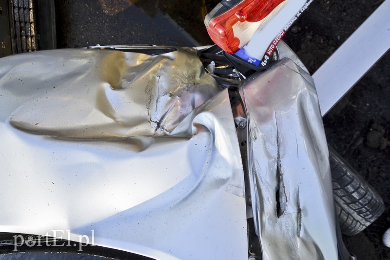 Zderzenie opla z ciężarówką przy wyprzedzaniu zdjęcie nr 182115