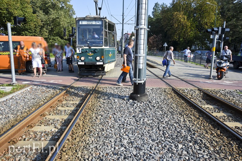 Elbląg 83-latek uderzył w tramwaj na rondzie