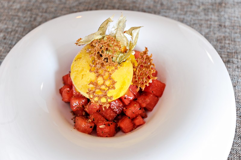 Deser - Arbuz i pieprz: 
sorbet mango/ arbuz/ biała czekolada/ mięta/ pieprz.