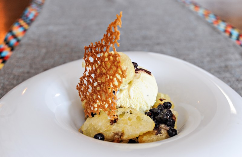 Deser - Smażone owoce z sosem kawowo - czekoladowym:
banan/ kiwi/ brzoskwinia/ jagody/ rozmaryn/ lody waniliowe.