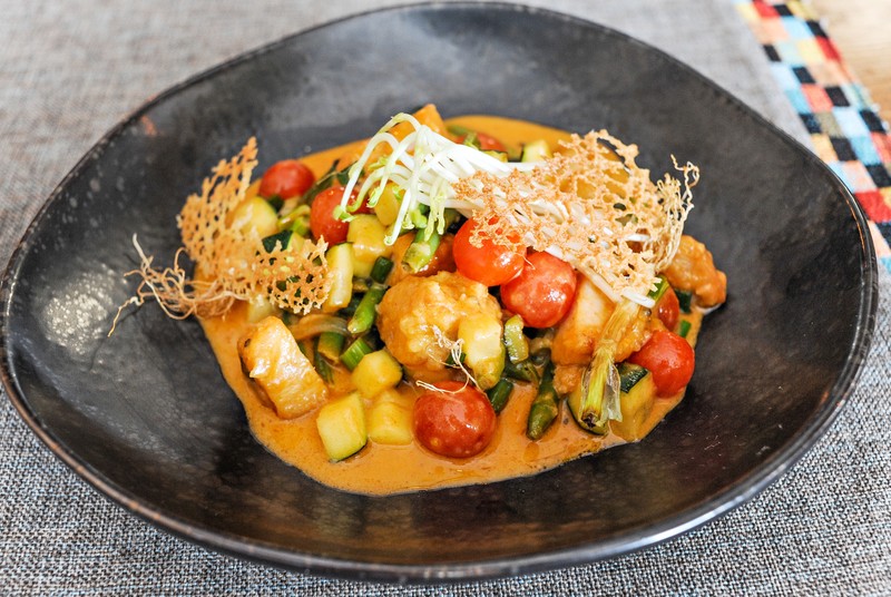 Danie główne - Czerwone curry z fasolką szparagową (ostre):
kurczak/ fasolka szparagowa/ cebula/ imbir/ czosnek/ piri