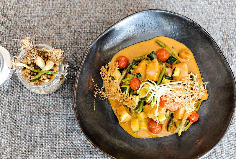 Danie główne - Czerwone curry z fasolką szparagową (ostre):
kurczak/ fasolka szparagowa/ cebula/ imbir/ czosnek/ piri