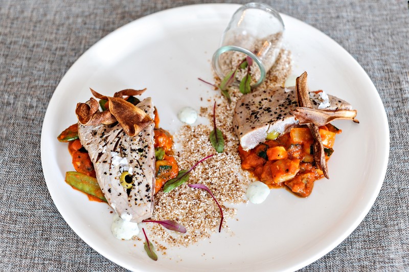 Danie główne - Stek z tuńczyka:
sos miętowy/ cukinia/ pomidor/ czosnek/ pieczarka/ cebula/ groszek cukrowy/ wasabi/