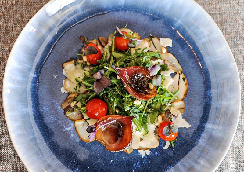 Przystawka - Carpaccio z borowików:
parmezan/ rukola/ czosnek/ oliwa/ pietruszka/ pomidor/ orzeszki sosnowe.