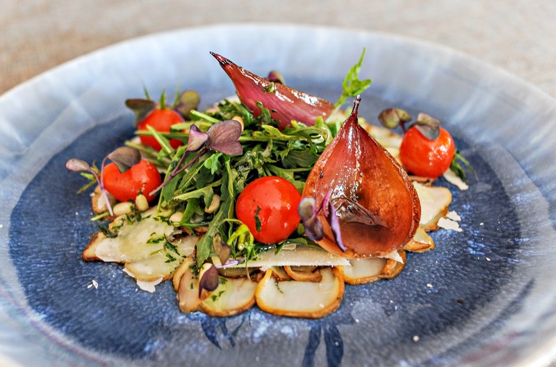 Przystawka - Carpaccio z borowików:
parmezan/ rukola/ czosnek/ oliwa/ pietruszka/ pomidor/ orzeszki sosnowe.