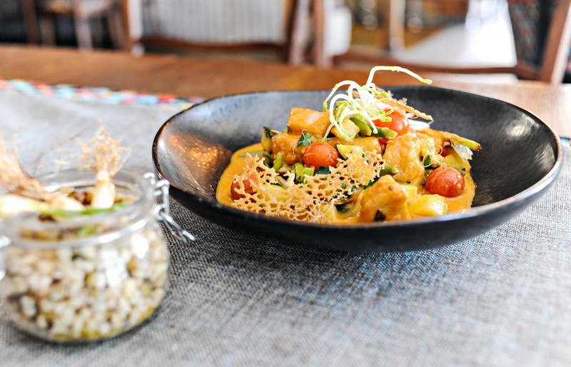 Danie główne - Czerwone curry z fasolką szparagową (ostre):
kurczak/ fasolka szparagowa/ cebula/ imbir/ czosnek/ piri