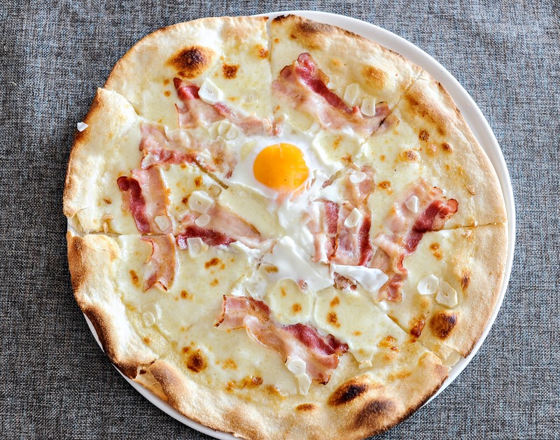 Pizza Carbonara:
mozarella/ śmietana/ boczek/ czosnek/ jajko sadzone.