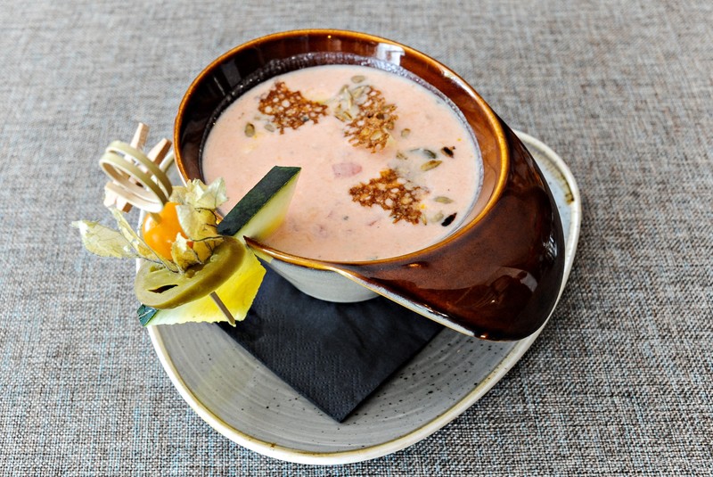 Zupa - chłodnik arbuzowy: 
arbuz/ jogurt naturalny/ pieczona papryka/ czerwona pomarańcza/ tofu/ papryczka jalapeno/