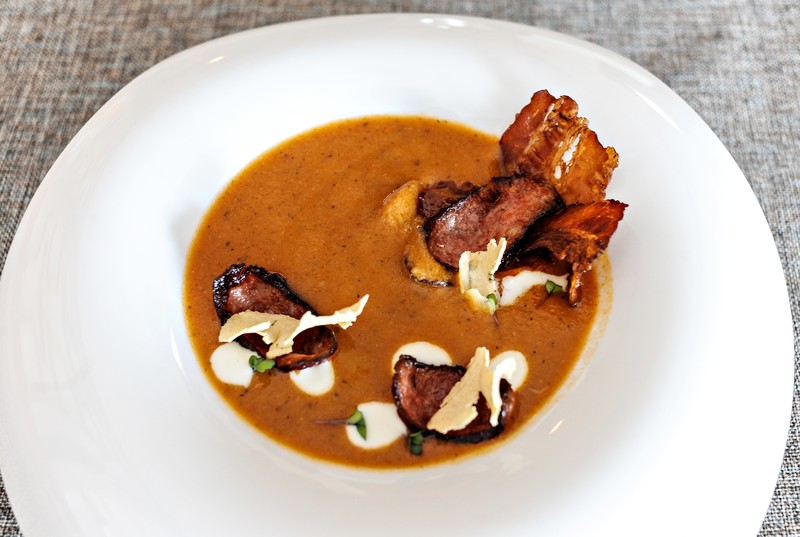 Zupa - Krem z fasoli i pomidorów (a'la fasolka po bretońsku):
chips fasolowy/ domowa kiełbasa/ boczek/ chutney z