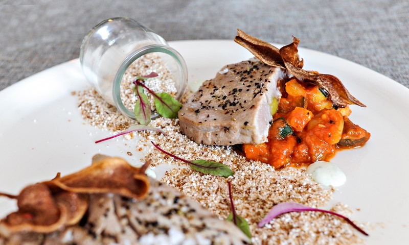 Danie główne - Stek z tuńczyka:
sos miętowy/ cukinia/ pomidor/ czosnek/ pieczarka/ cebula/ groszek cukrowy/ wasabi/