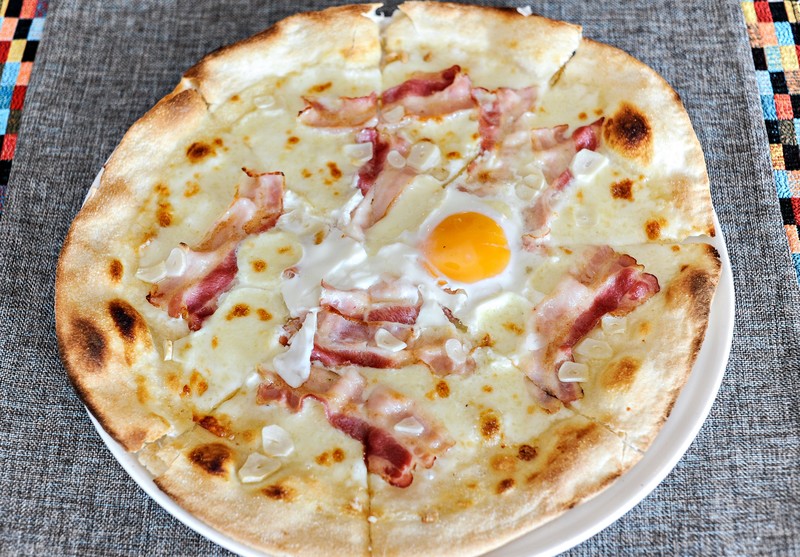 Pizza Carbonara:
mozarella/ śmietana/ boczek/ czosnek/ jajko sadzone.