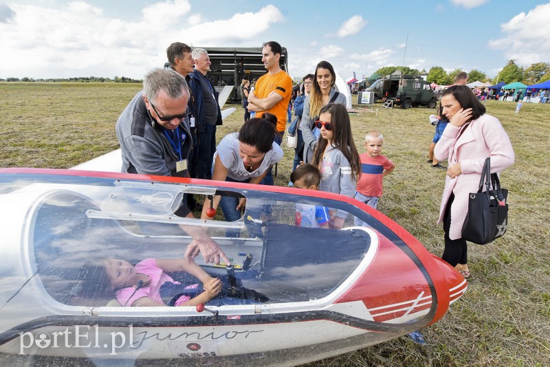 Atrakcje na ziemi i w powietrzu, czyli festyn na lotnisku zdjęcie nr 184014