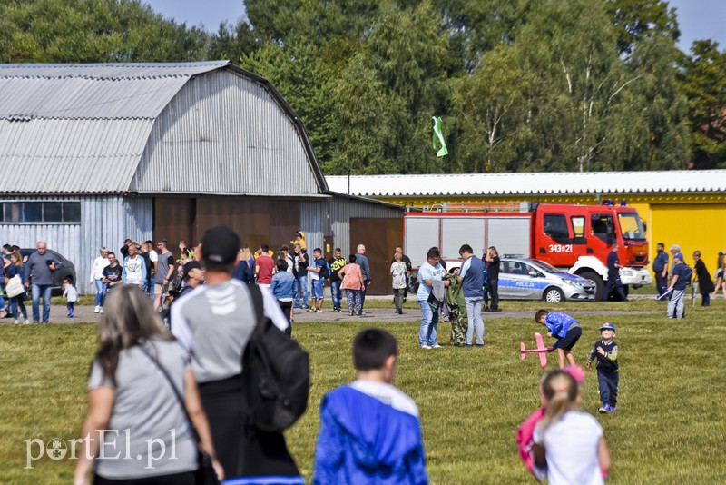 Atrakcje na ziemi i w powietrzu, czyli festyn na lotnisku zdjęcie nr 184007