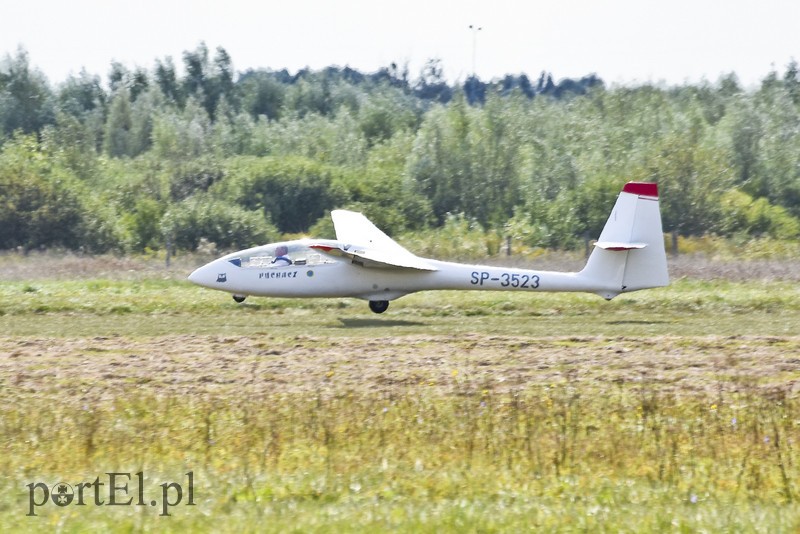 Atrakcje na ziemi i w powietrzu, czyli festyn na lotnisku zdjęcie nr 184020