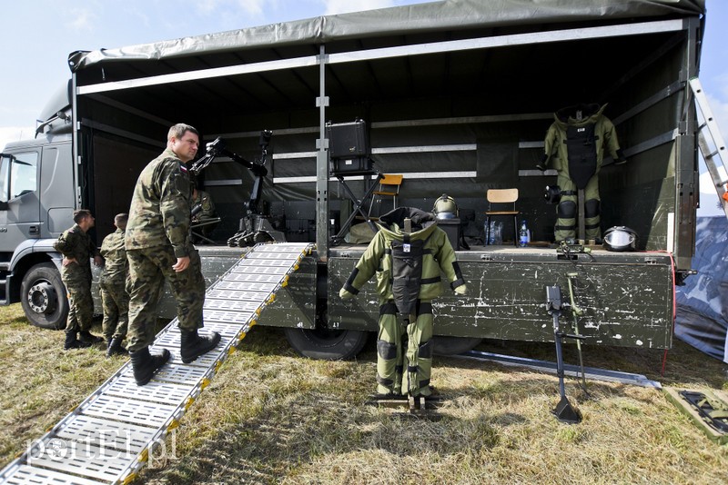 Atrakcje na ziemi i w powietrzu, czyli festyn na lotnisku zdjęcie nr 184002