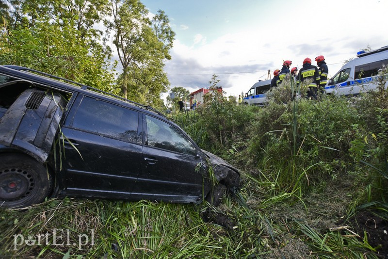 Wjechała do rowu, trzy osoby trafiły do szpitala zdjęcie nr 184449