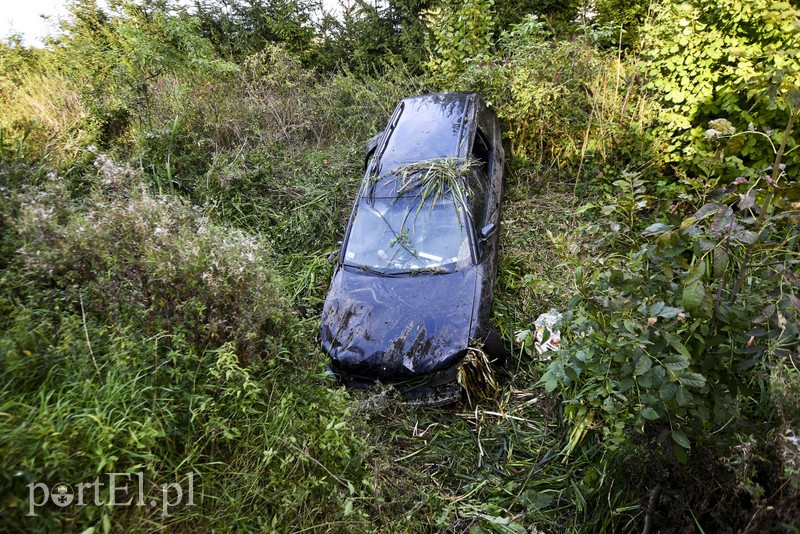 Wjechała do rowu, trzy osoby trafiły do szpitala zdjęcie nr 184444