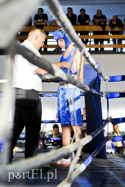 Lewy prosty w hali MOS-u zdjęcie nr 185535