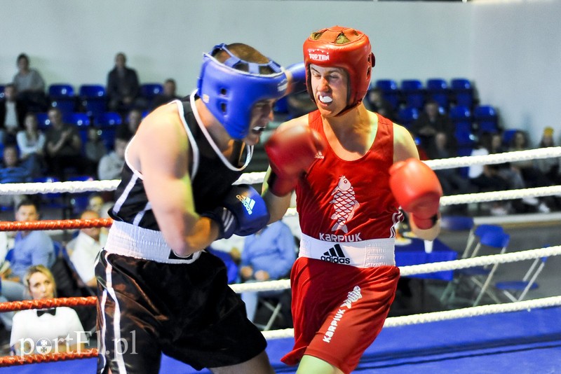 Lewy prosty w hali MOS-u zdjęcie nr 185580