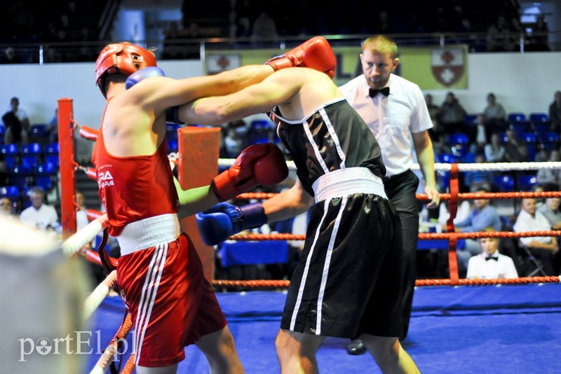 Lewy prosty w hali MOS-u zdjęcie nr 185584