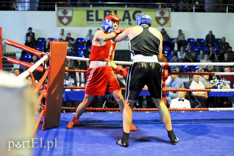 Lewy prosty w hali MOS-u zdjęcie nr 185586