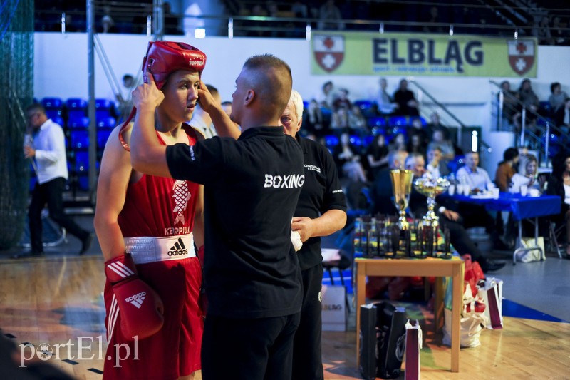 Lewy prosty w hali MOS-u zdjęcie nr 185574