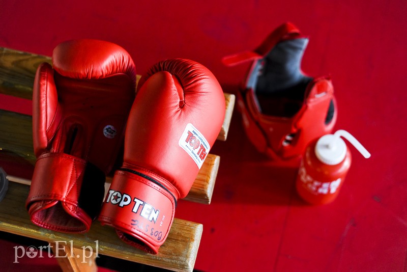 Lewy prosty w hali MOS-u zdjęcie nr 185527