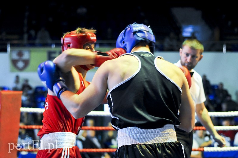 Lewy prosty w hali MOS-u zdjęcie nr 185585