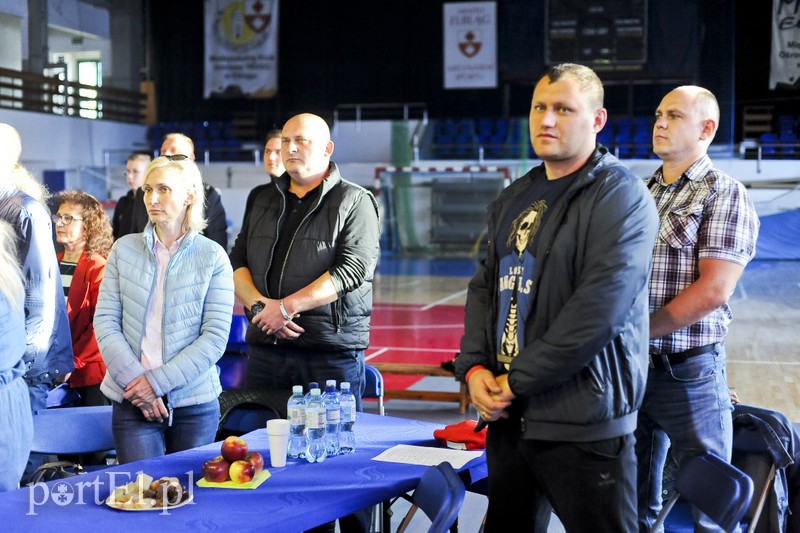 Lewy prosty w hali MOS-u zdjęcie nr 185521