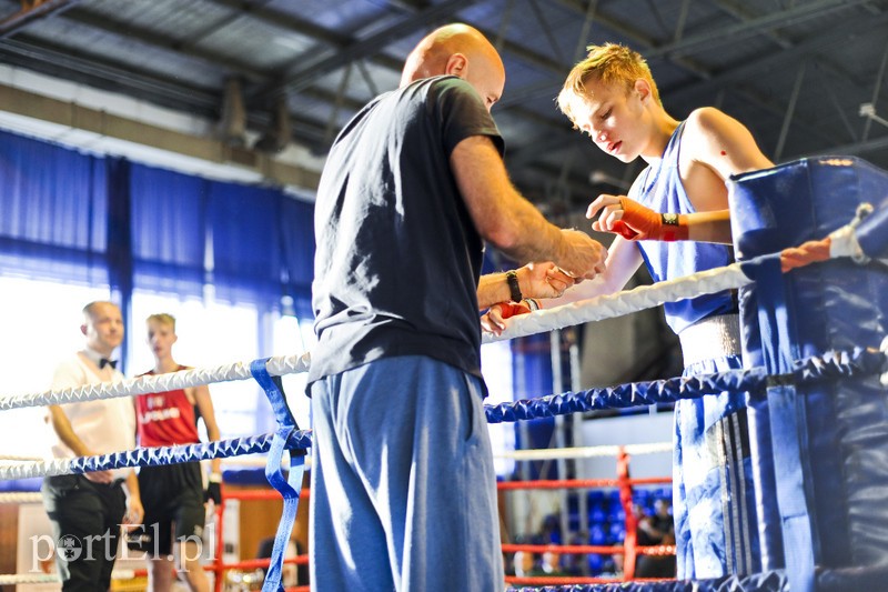 Lewy prosty w hali MOS-u zdjęcie nr 185549