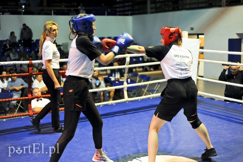 Lewy prosty w hali MOS-u zdjęcie nr 185598