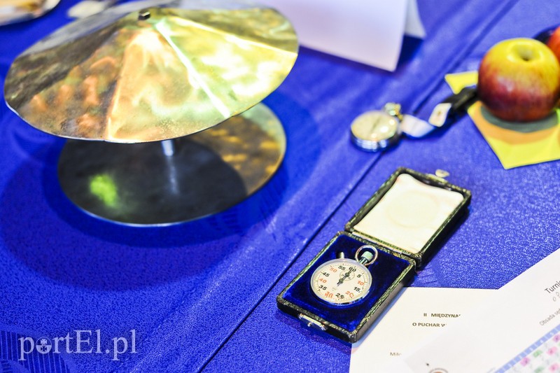 Lewy prosty w hali MOS-u zdjęcie nr 185525