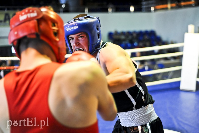 Lewy prosty w hali MOS-u zdjęcie nr 185581