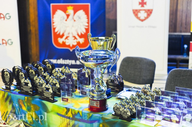 Lewy prosty w hali MOS-u zdjęcie nr 185520