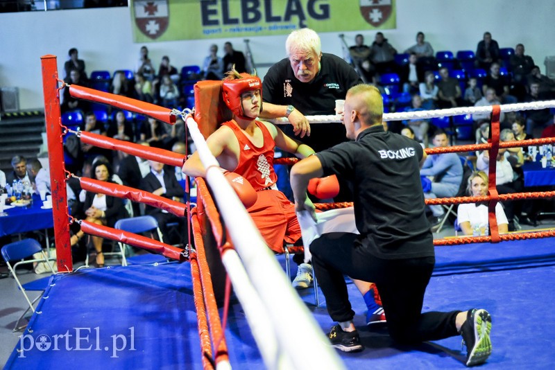 Lewy prosty w hali MOS-u zdjęcie nr 185587