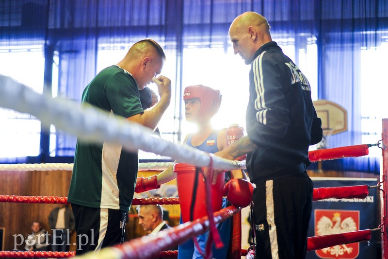 Lewy prosty w hali MOS-u zdjęcie nr 185556