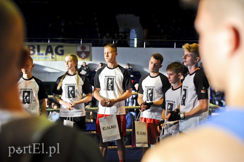 Lewy prosty w hali MOS-u zdjęcie nr 185529