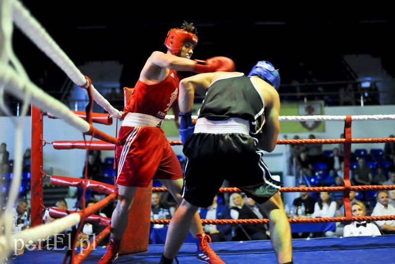 Lewy prosty w hali MOS-u zdjęcie nr 185589