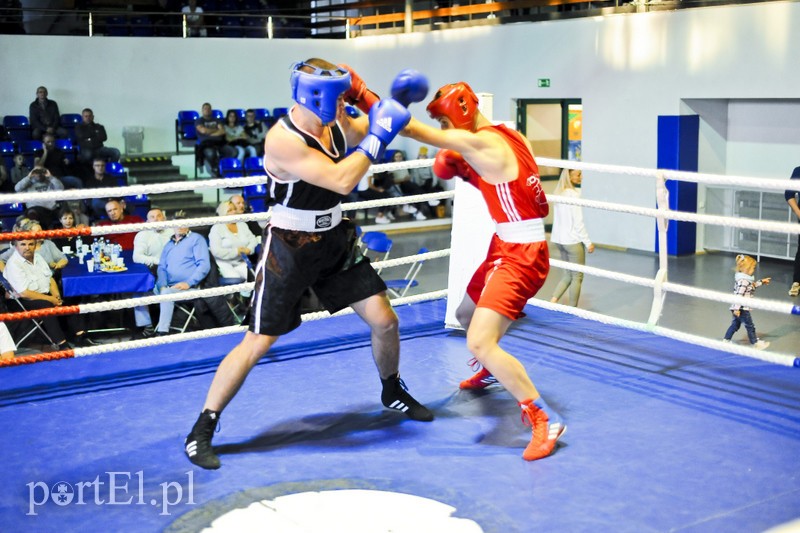 Lewy prosty w hali MOS-u zdjęcie nr 185576