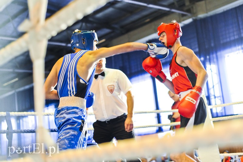 Lewy prosty w hali MOS-u zdjęcie nr 185548