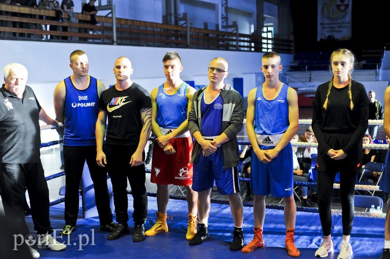 Lewy prosty w hali MOS-u zdjęcie nr 185531