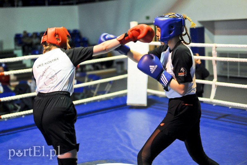 Lewy prosty w hali MOS-u zdjęcie nr 185599