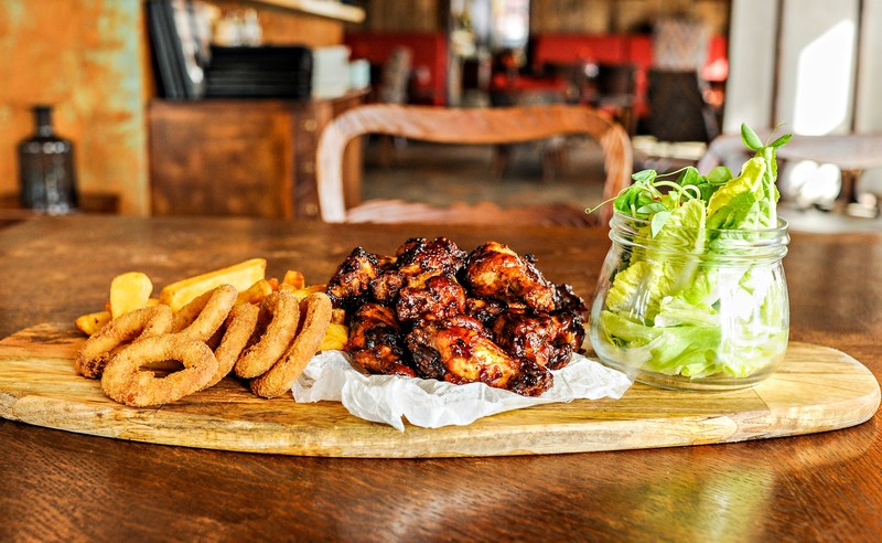 Pieczone skrzydełka w sosie Jack Daniels:
frytki/krążki cebulowe/sałata z winegretem.