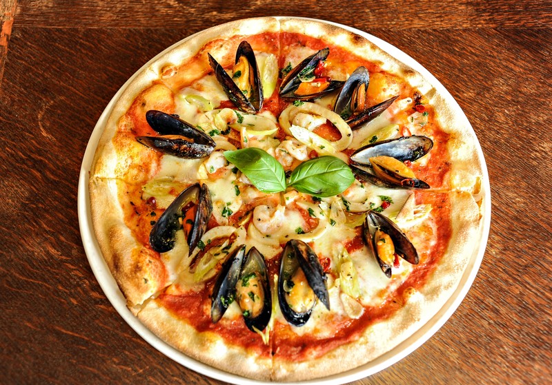 Pizza Frutti di Mare:
krewetki/mule/kalmary/sos pomidorowy/mozarella/czosnek/piri-piri/seler naciowy/pietruszka.