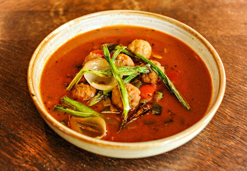 Zupa węgierska z pulpetami:
wieprzowina / papryka / ogórek / cebula / czosnek / tymianek.