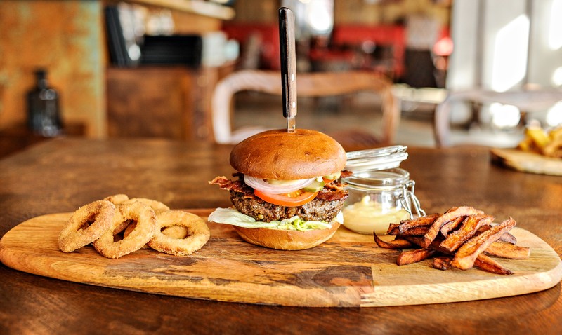 Burger wołowy:
irlandzka wołowina/frytki z batata/krążki cebulowe/majonez czosnkowy.