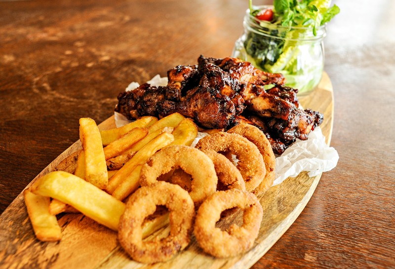 Pieczone skrzydełka w sosie Jack Daniels:
frytki/krążki cebulowe/sałata z winegretem.