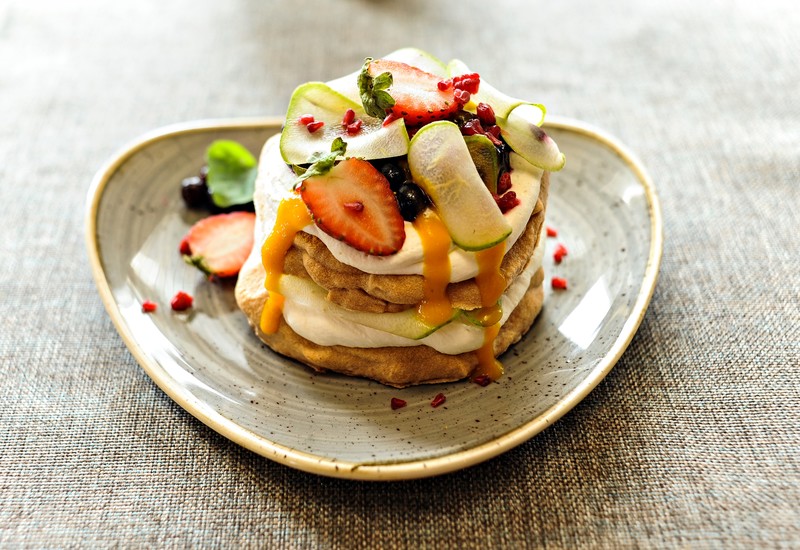 Beza biszkoptowa:
czarna porzeczka/maliny/mango/gruszka/mascarpone.