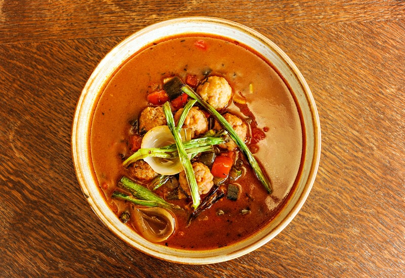 Zupa węgierska z pulpetami:
wieprzowina / papryka / ogórek / cebula / czosnek / tymianek.