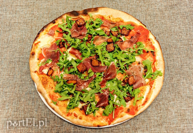 Pizza Alla Zucca:
sos pomidorowy / mozarella / pieczona dynia / cebula / marynowany pieprz zielony / szynka parmeńska